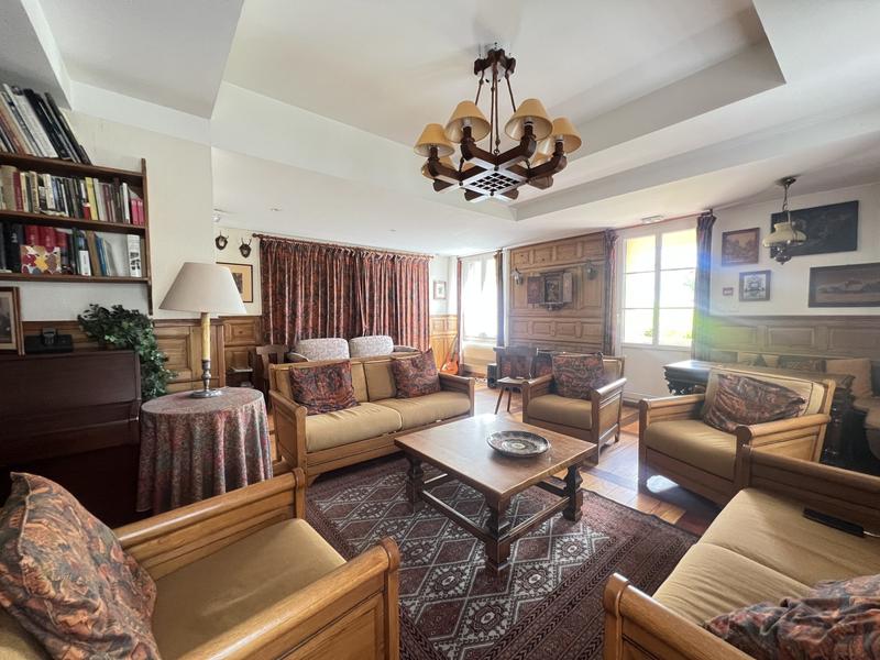 Maison - 541 m² - 22 pièces