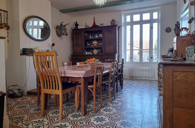 Maison - 235 m² - 11 pièces