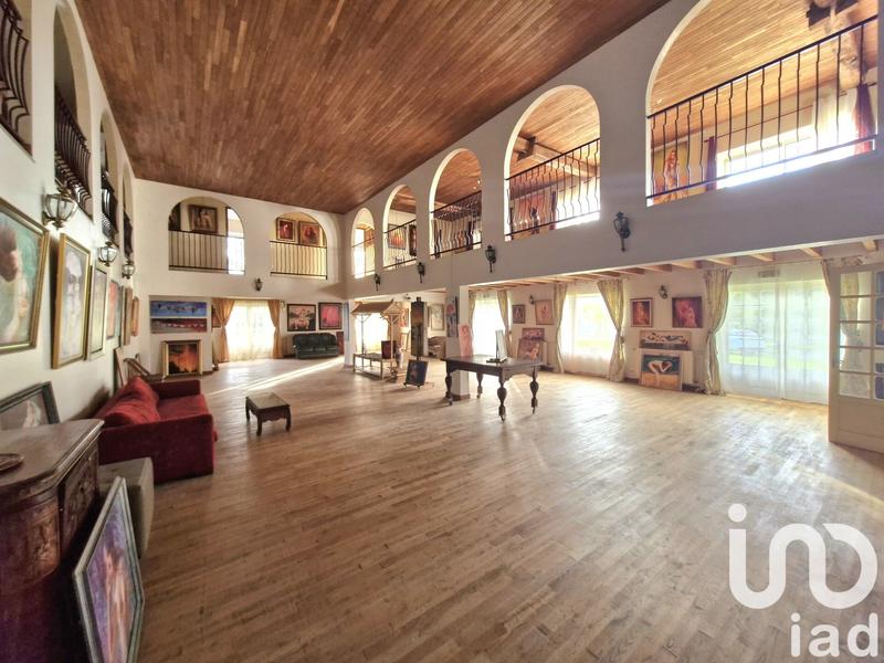 Maison - 560 m² - 10 pièces