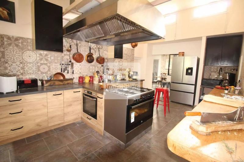 Propriété - 740 m² - 22 pièces