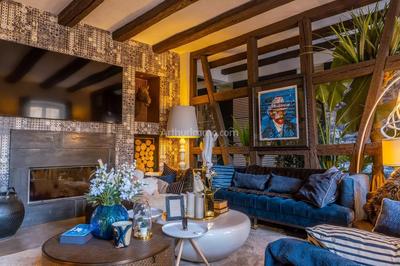 Maison - 650 m² - 11 pièces