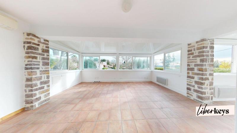 Maison - 280 m² - 12 pièces