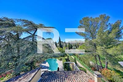 Maison - 285 m² - 8 pièces