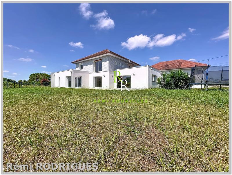 Maison - 213 m² - 9 pièces