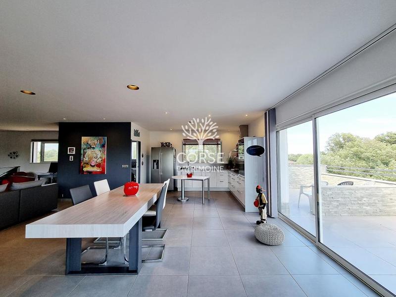 Villa - 215 m² - 9 pièces