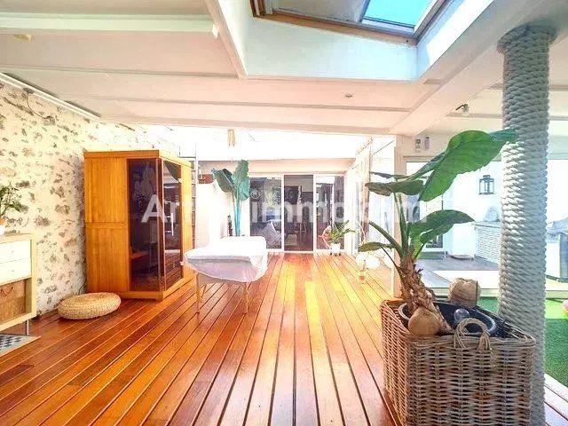 Maison - 208 m² - 5 pièces