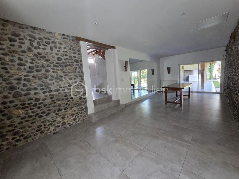 Propriété - 261 m² - 7 pièces