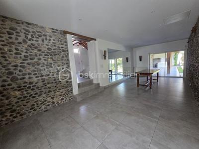 Propriété - 261 m² - 7 pièces