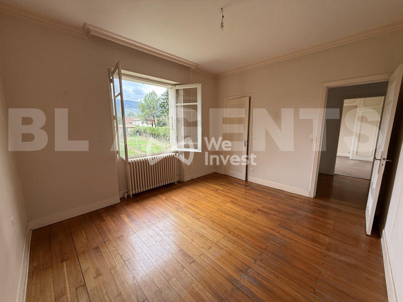 Maison traditionnelle - 241 m² - 9 pièces