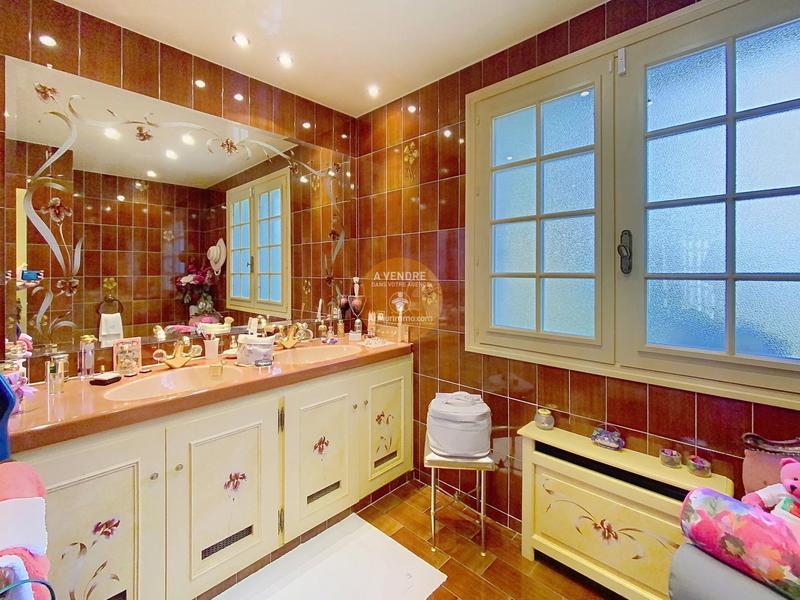 Maison - 181 m² - 7 pièces