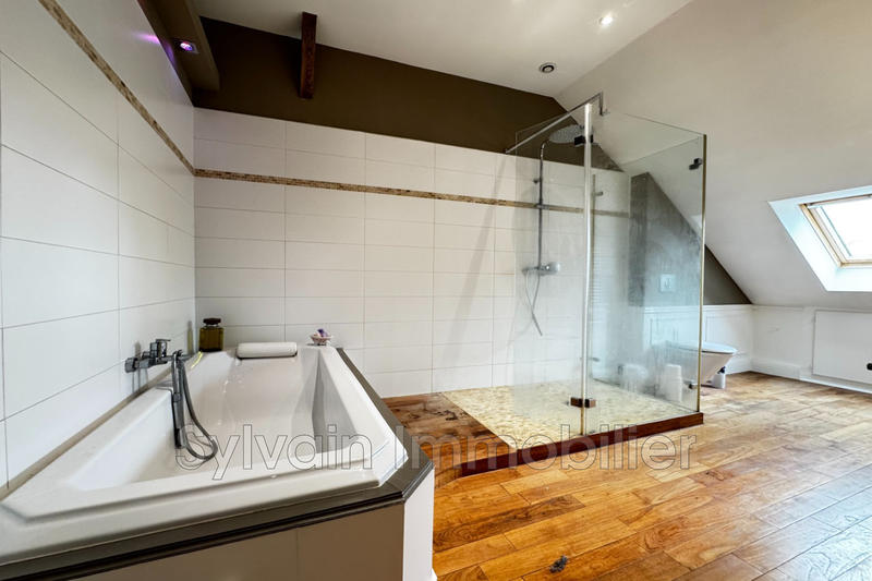 Maison - 200 m² - 8 pièces