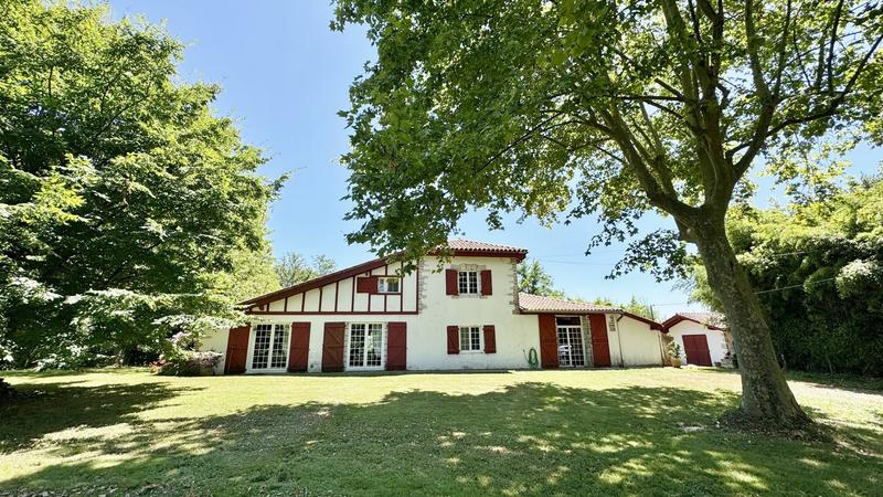 Maison - 230 m² - 7 pièces