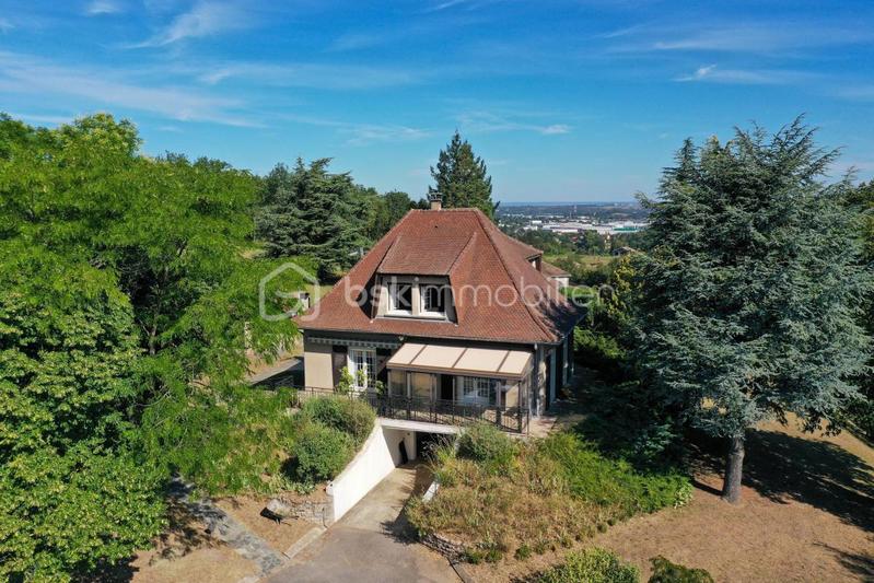 Maison traditionnelle - 205 m² - 8 pièces