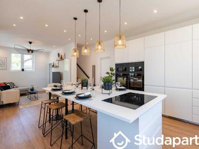 Appartement - 240 m² - 1 pièce