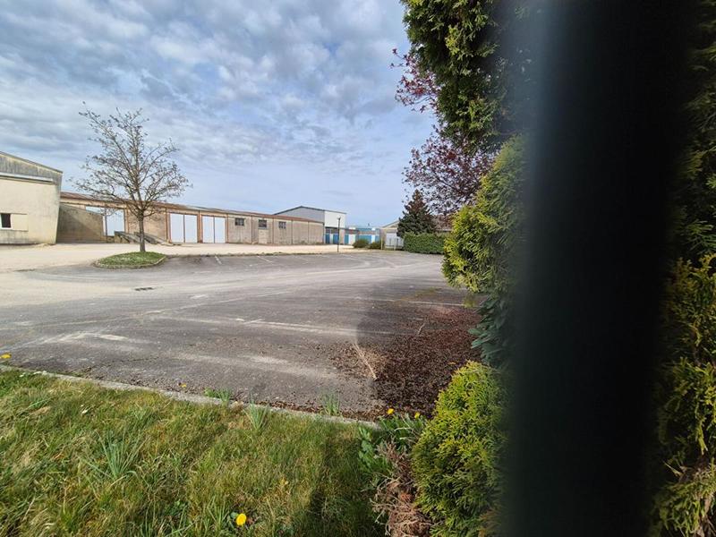 Entrepôt - 2 400 m²