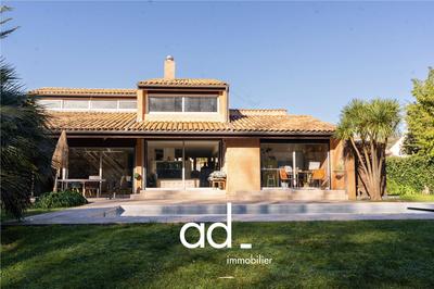 Villa - 220 m² - 5 pièces