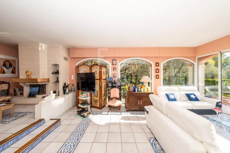 Propriété - 305 m² - 9 pièces