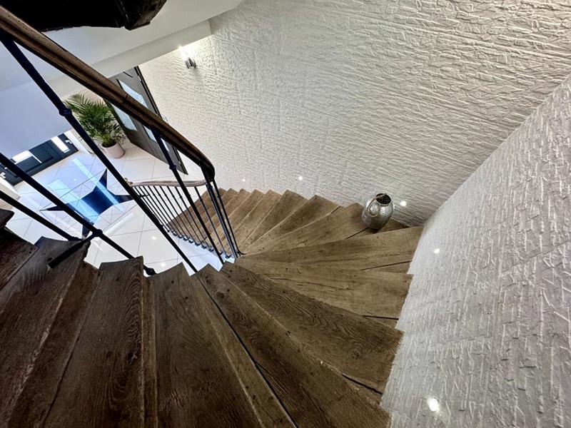 Maison - 301 m² - 9 pièces