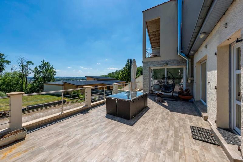 Maison - 239 m² - 12 pièces