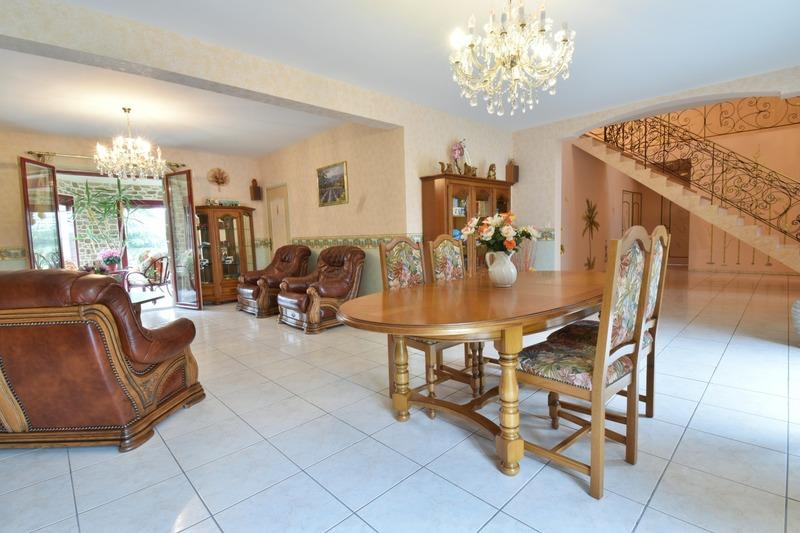 Maison - 241 m² - 7 pièces