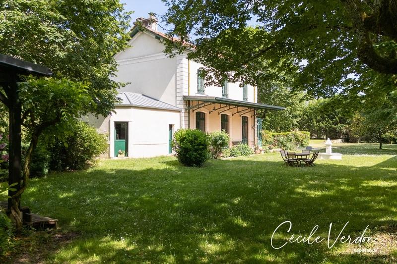 Propriété - 280 m² - 10 pièces