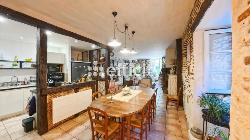 Maison - 250 m² - 8 pièces