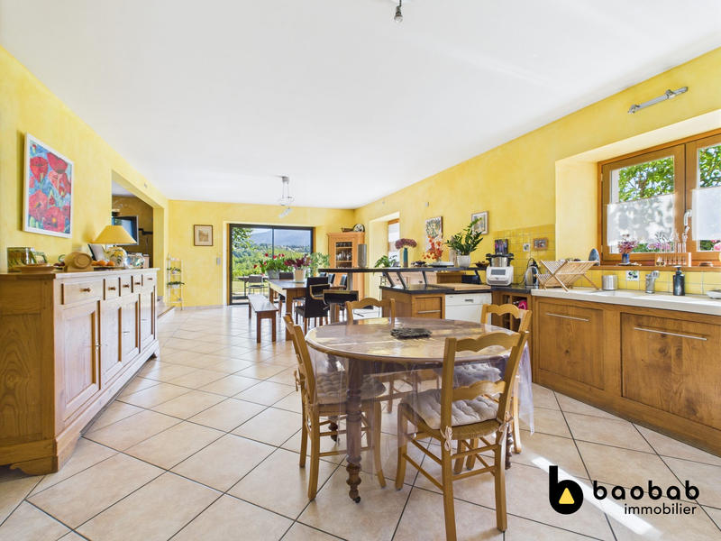 Maison - 320 m² - 12 pièces