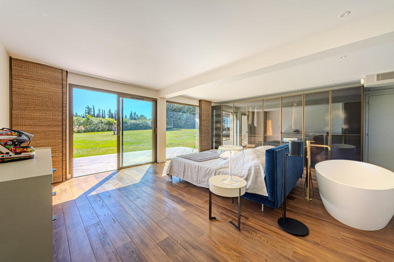 Maison - 335 m² - 8 pièces