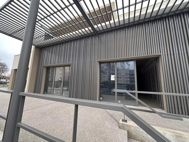 Local commercial - 142 m² - 1 pièce