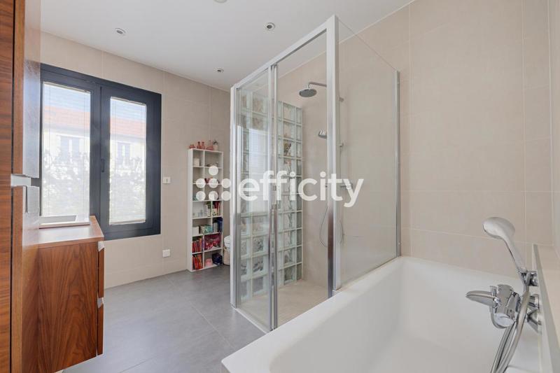 Maison - 230 m² - 7 pièces