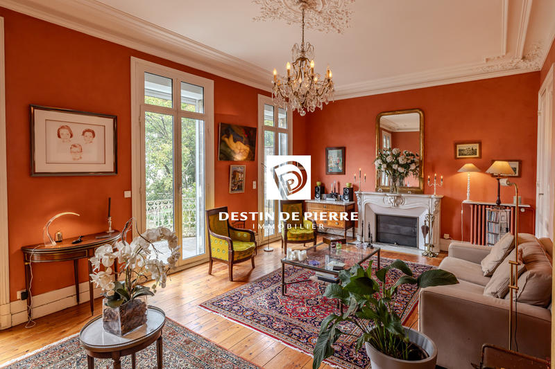 Maison - 240 m² - 8 pièces