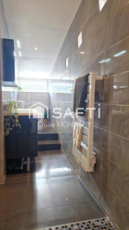 Maison - 219 m² - 9 pièces