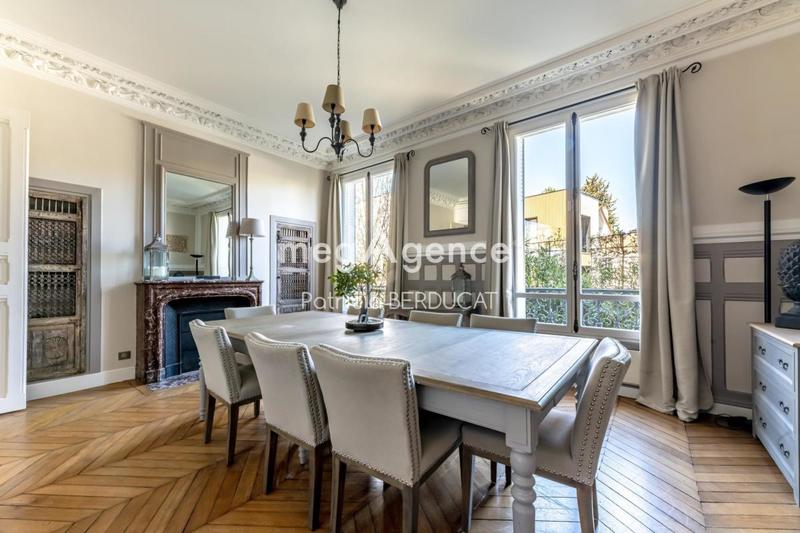 Maison - 300 m² - 12 pièces