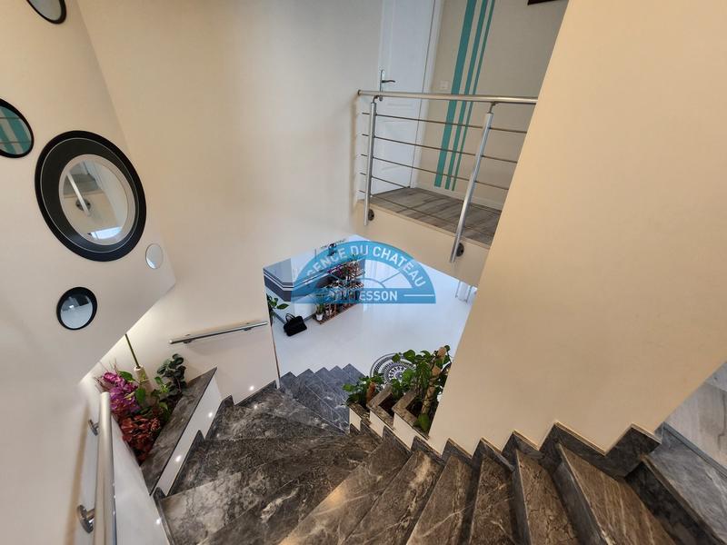 Maison - 240 m² - 9 pièces