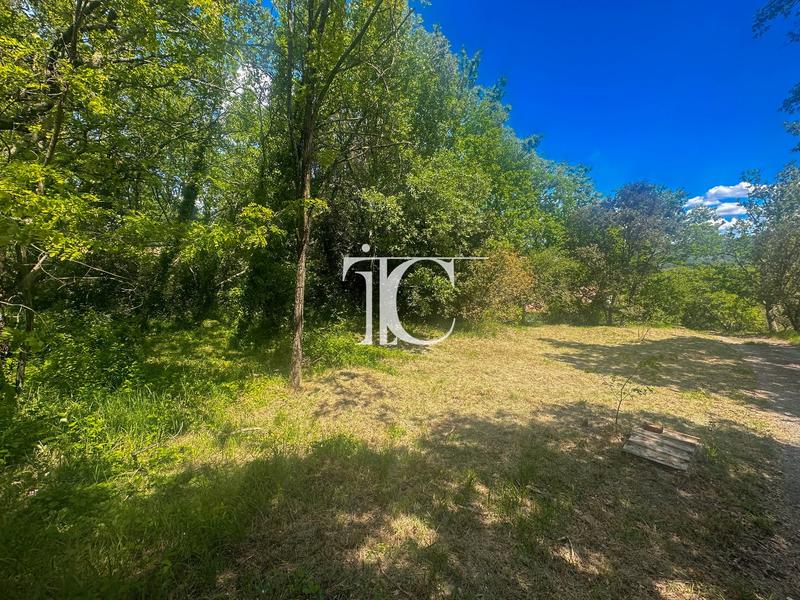 Terrain constructible - 1 040 m²