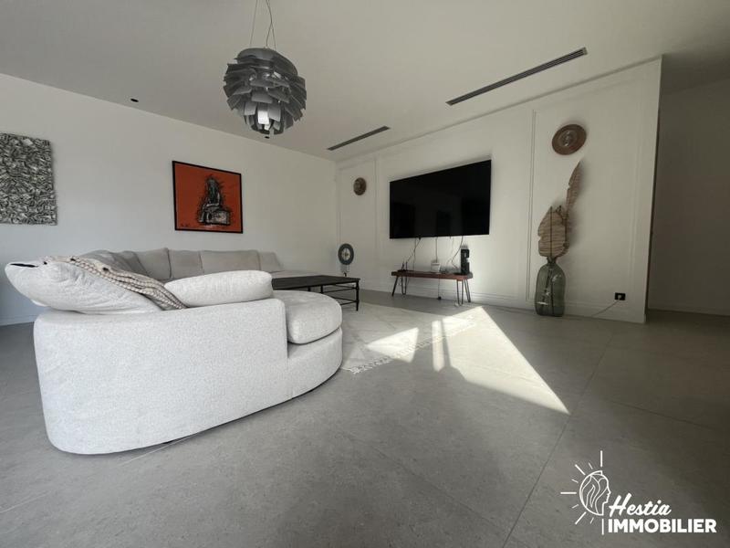 Propriété - 242 m² - 6 pièces