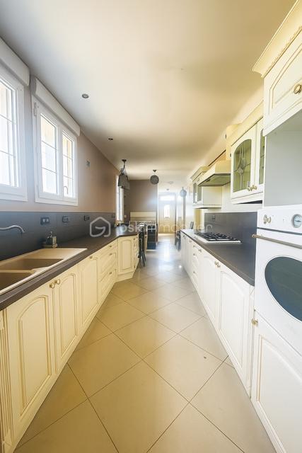 Propriété - 180 m² - 8 pièces