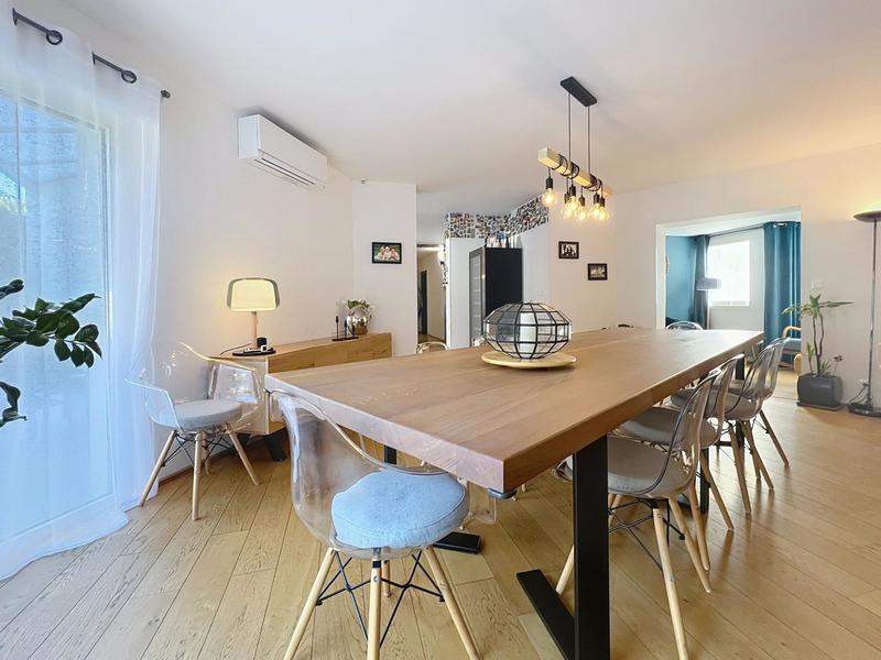 Maison - 241 m² - 10 pièces