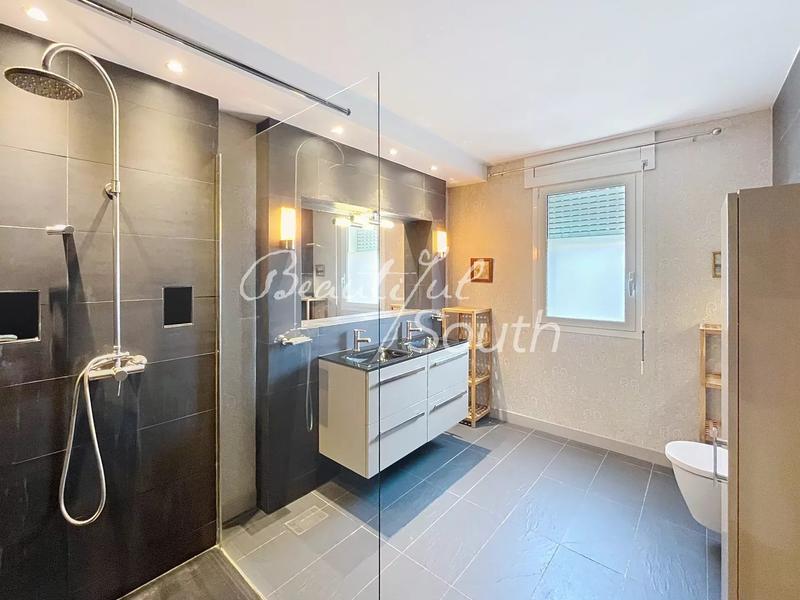 Maison - 200 m² - 6 pièces