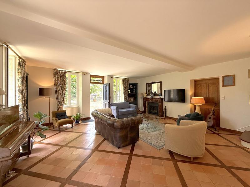 Maison - 247 m² - 8 pièces