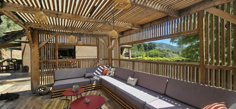 Maison - 230 m² - 8 pièces