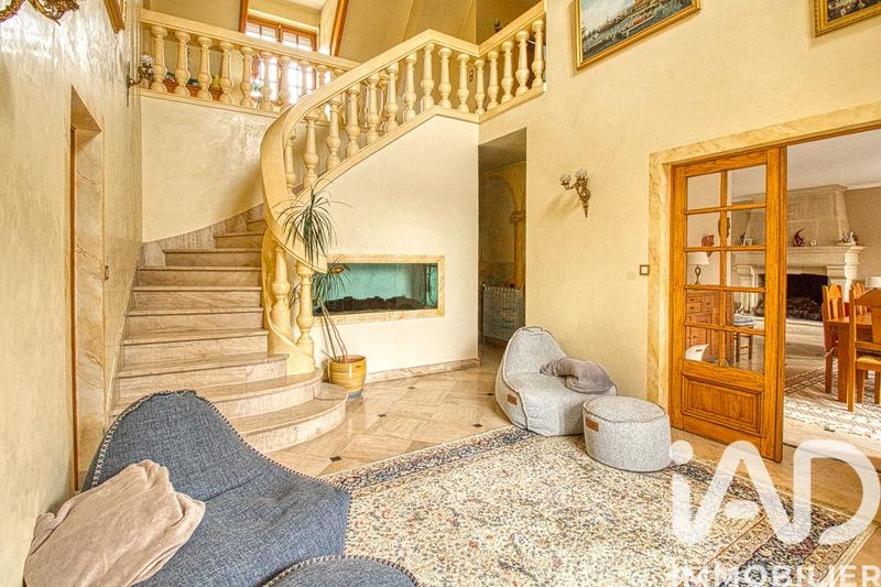 Maison - 235 m² - 10 pièces