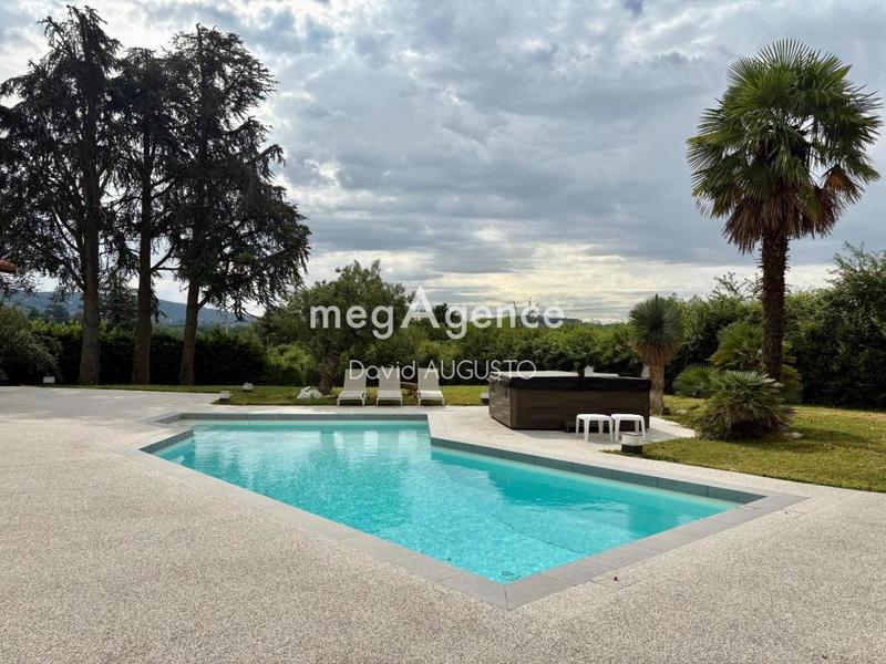 Maison - 248 m² - 8 pièces