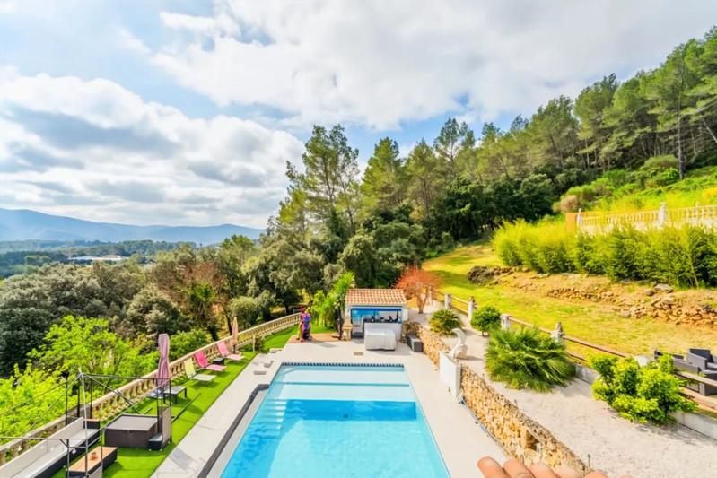 Maison - 300 m² - 8 pièces