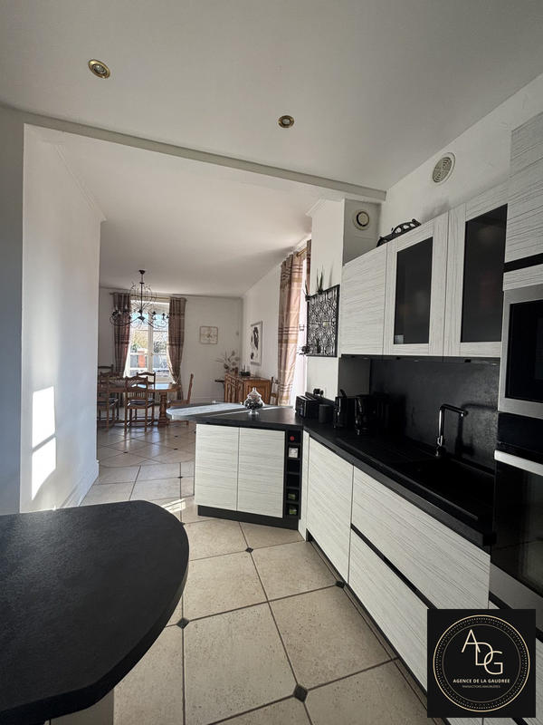 Maison - 221 m² - 9 pièces