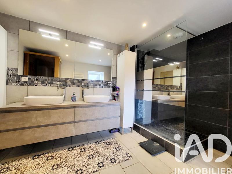 Maison - 220 m² - 7 pièces