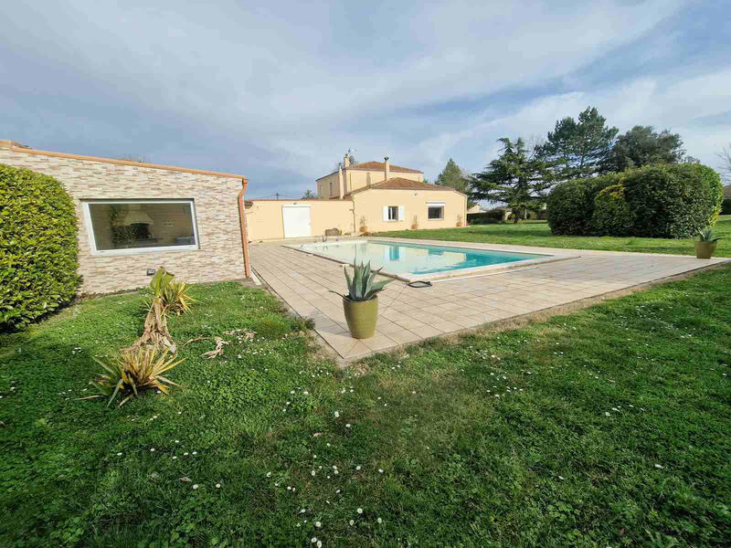 Maison - 255 m² - 8 pièces