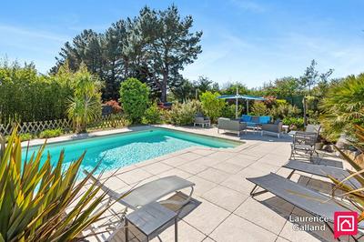 Maison - 222 m² - 8 pièces