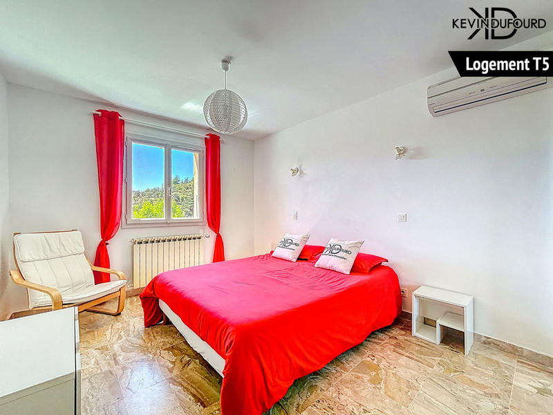 Maison - 225 m² - 11 pièces