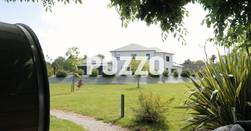 Maison - 283 m² - 11 pièces